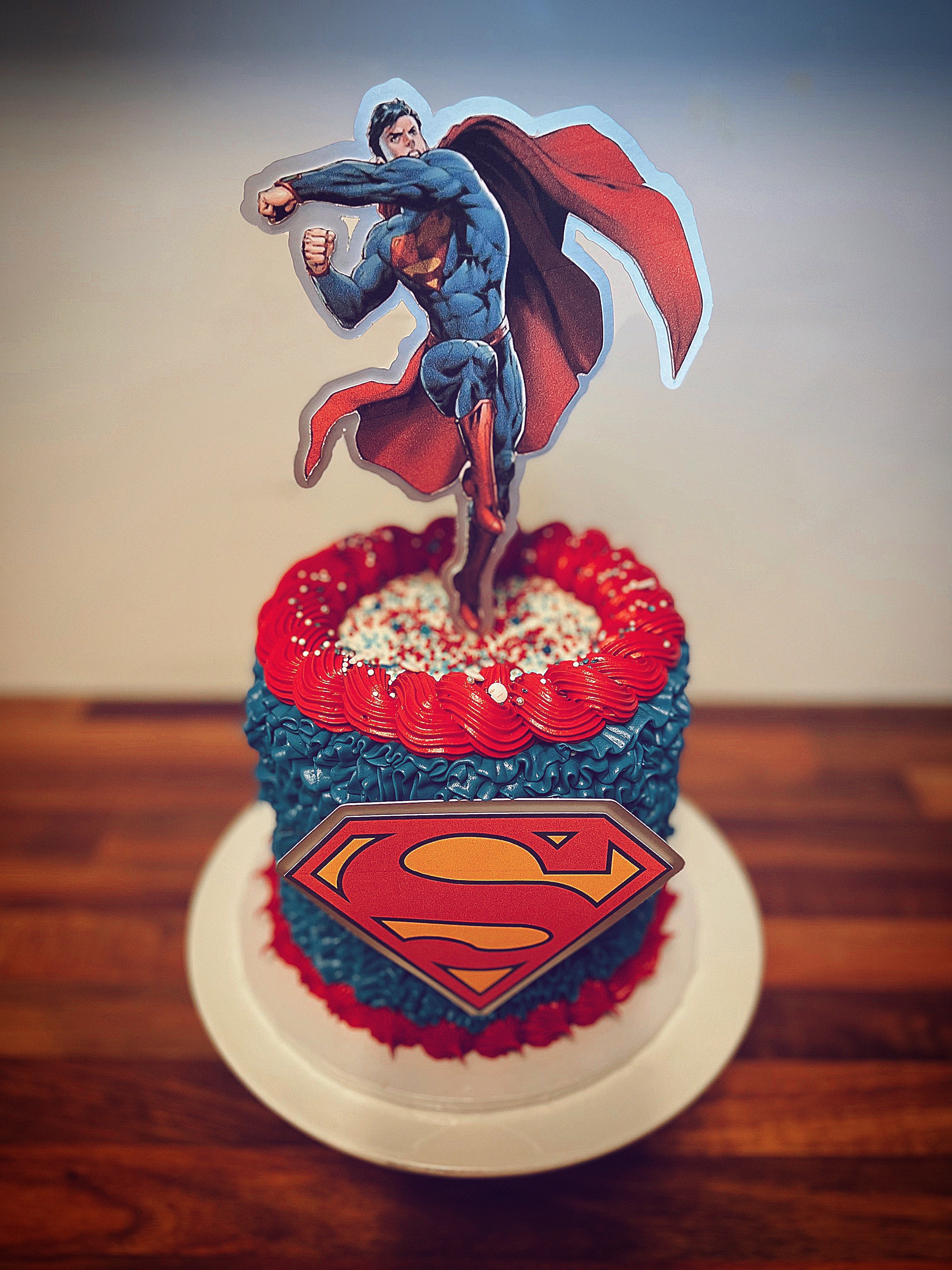 Baby Superman birthday cake - Decorated Cake by Dee - CakesDecor